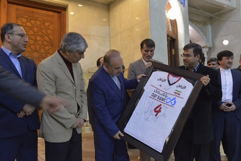 وزیر ورزش و جوانان با آرمان های امام خمینی(س) تجدید بیعت کرد