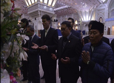اهدای تاج گل به مقام شامخ امام راحل توسط «فضلی زون»، رئیس مجلس اندونزی