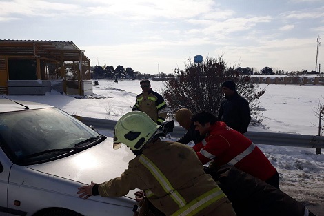امدادرسانی به موقع آتش نشانی حرم مطهر امام خمینی(س) در روزهای برفی/ ۵۰ خودروی محبوس شده نجات یافتند+ تصاویر