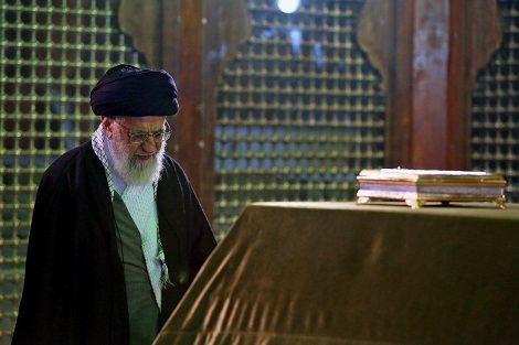 حضور حضرت آیت‌الله خامنه‌ای در حرم مطهر بنیانگذار انقلاب اسلامی
