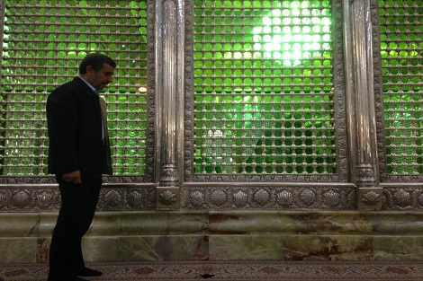 تجدید میثاق دکتر احمدی نژاد با آرمانهای امام خمینی(س) با حضور درحرم مطهر