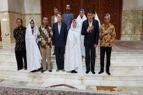 ادای احترام اعضای هیات رییسه دیوان محاسبات اندونزی به مقام شامخ امام راحل