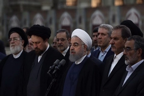 روحانی در حرم امام راحل: هیچ تردیدی درپیروزی ملت ایران نداریم/به درد و رنج مردم واقف هستیم