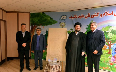 بازدید یادگار امام از اولین نمایشگاه دستاوردهای کانون‌های تربیتی و فرهنگی شهر تهران