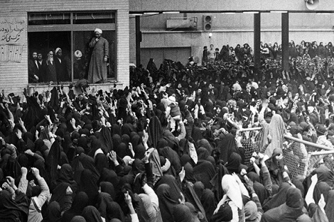 نگاه امام راحل به فعالیت های زنان در جامعه : زنان مانند مردان آزادند