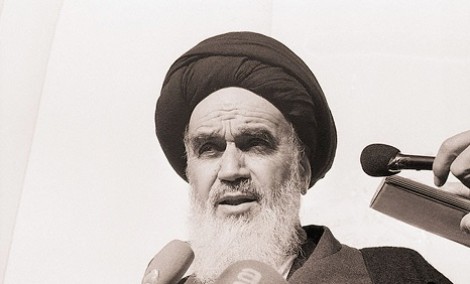 امام خمینی(س): اگر مسلمین مجتمع بودند، هرکدام یک سطل آب به اسرائیل می‌ریختند او را سیل می‌برد/هرچه ضعف در مسلمین و فساد در ممالک اسلامی است، از حکومتهاست