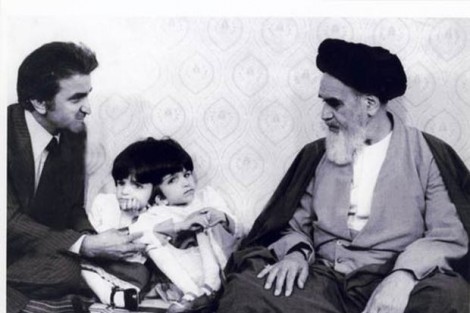 تصویری تاریخی از دیدار دوقلوهای به هم چسبیده (لاله و لادن) با امام خمینی (س) در منزل ایشان در قم