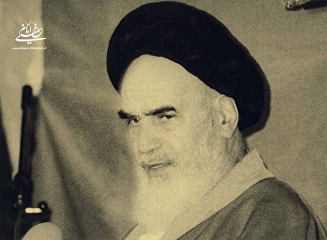 پس از ورود امام به نجف، اولین عالمی که به دیدار آمد که بود؟