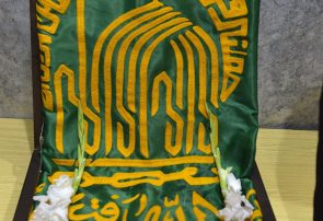 پرچم مبارک حرم امام رضا(ع) در حرم بنیانگذار جمهوری اسلامی ایران