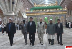 گزارش تصویری : ادای احترام میهمانان همایش حقوق بشر اسلامی به مقام شامخ امام راحل