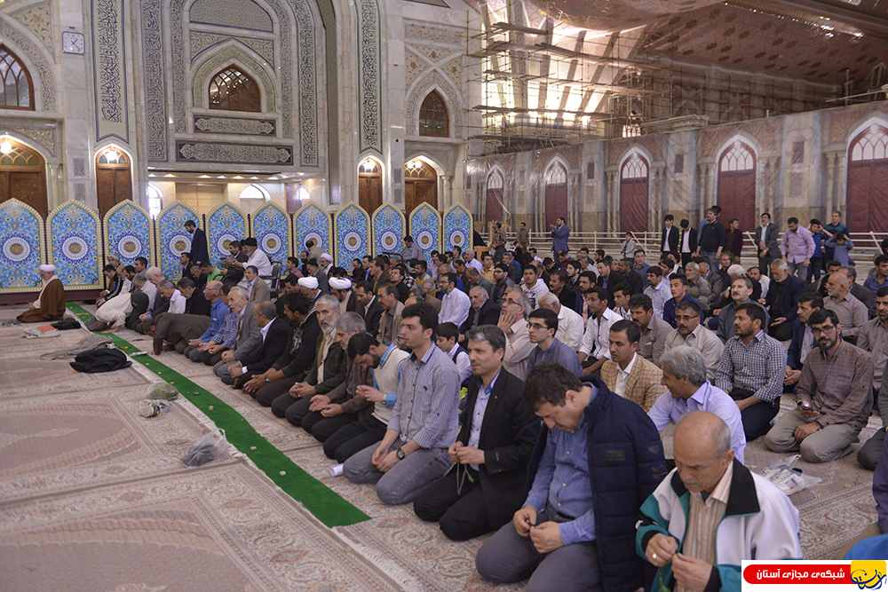 نماز جماعت ظهرروز هشتم فروردین سال ۱۳۹۶ در حرم مطهر امام راحل