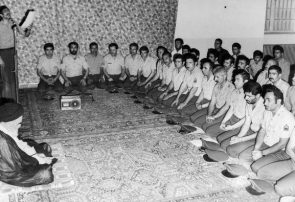 تصویری کمتر دیده شده از دیدار ارتشیان با امام خمینی