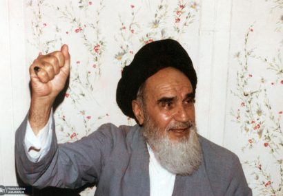 امام راحل: ای فرزندان قرآن کریم هوشیار باشید که پیروزیها هر چند عظیم است شما را از یاد خداوند که نصر و فتح در دست اوست غافل نکند