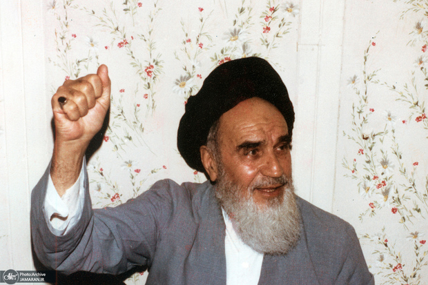 امام راحل: ای فرزندان قرآن کریم ‌هوشیار باشید که‌‎ ‎‌پیروزیها هر چند عظیم است شما را از یاد خداوند که نصر و فتح در دست‌‎ ‎‌اوست غافل نکند