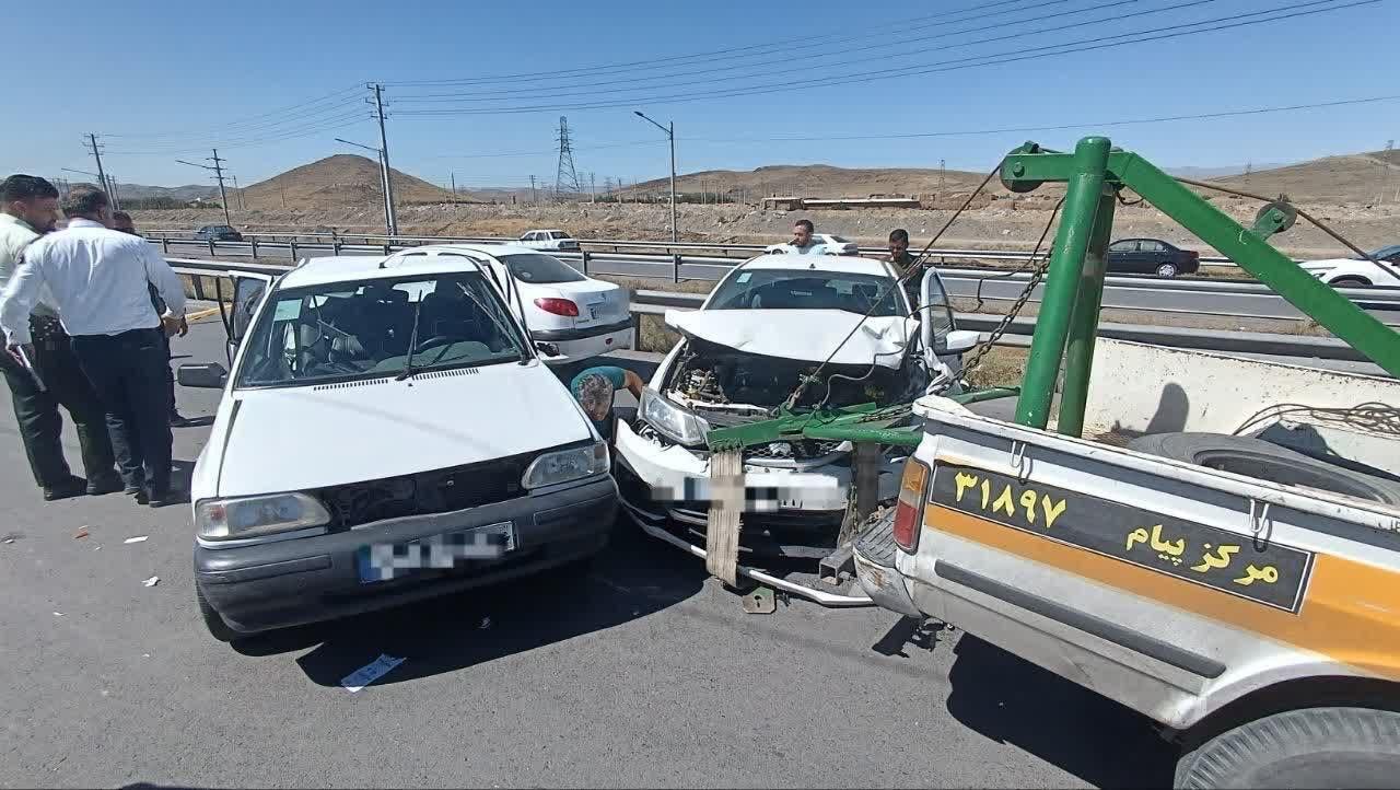  محبوس شدن ۳ نفر در پی وقوع تصادف در میدان نمایشگاه مشهد