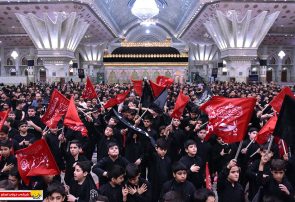 دانش‌آموزان تهرانی در سوگ حضرت قاسم بن الحسن(ع) و شهدای نوجوان کربلا عزاداری کردند / چهاردهمین سوگواره دانش‌آموزی «احلی من العسل» در حرم مطهر امام خمینی(س) برگزار شد