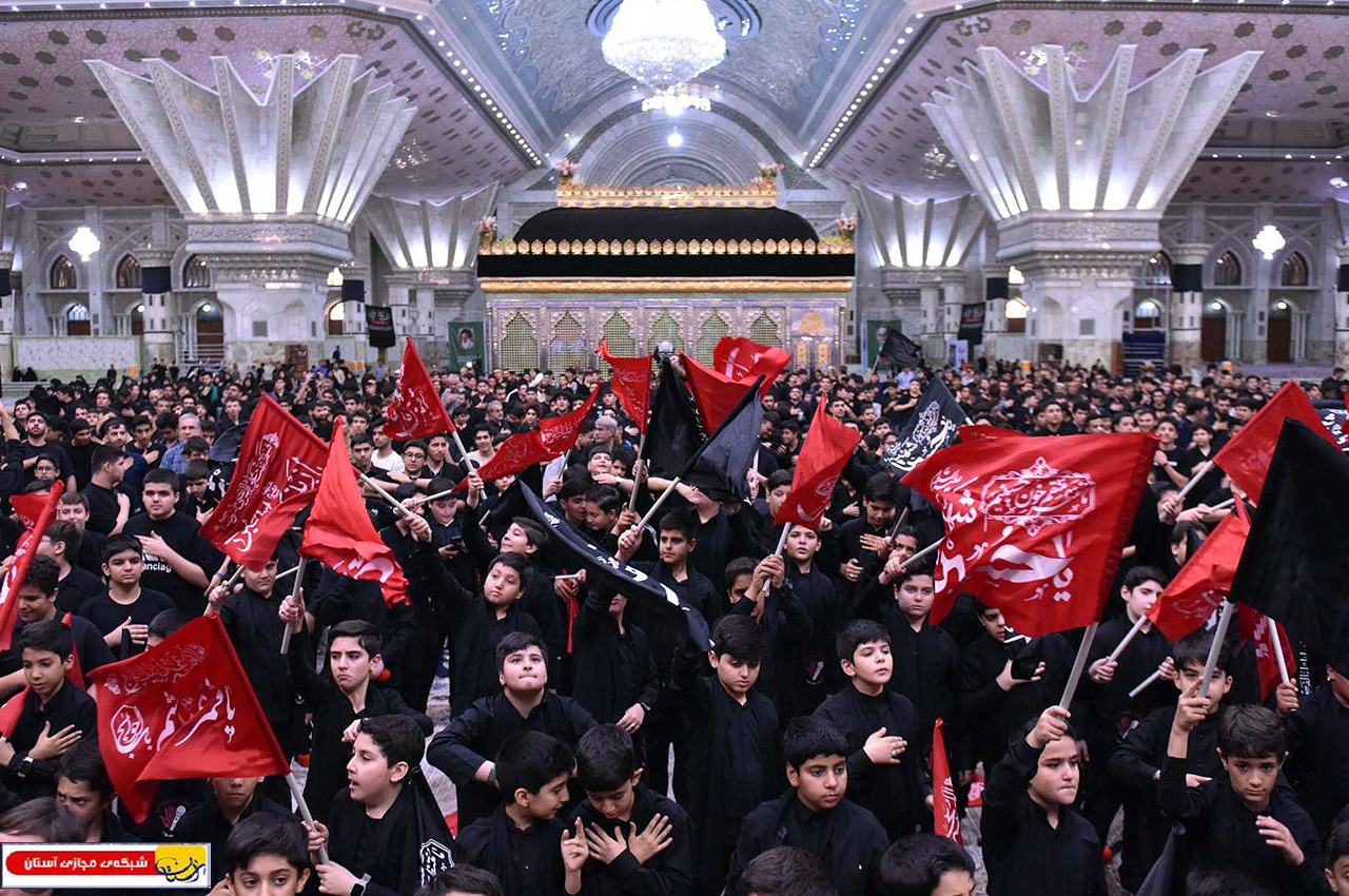 دانش‌آموزان تهرانی در سوگ حضرت قاسم بن الحسن(ع) و شهدای نوجوان کربلا عزاداری کردند / چهاردهمین سوگواره دانش‌آموزی «احلی من العسل» در حرم مطهر امام خمینی(س) برگزار شد