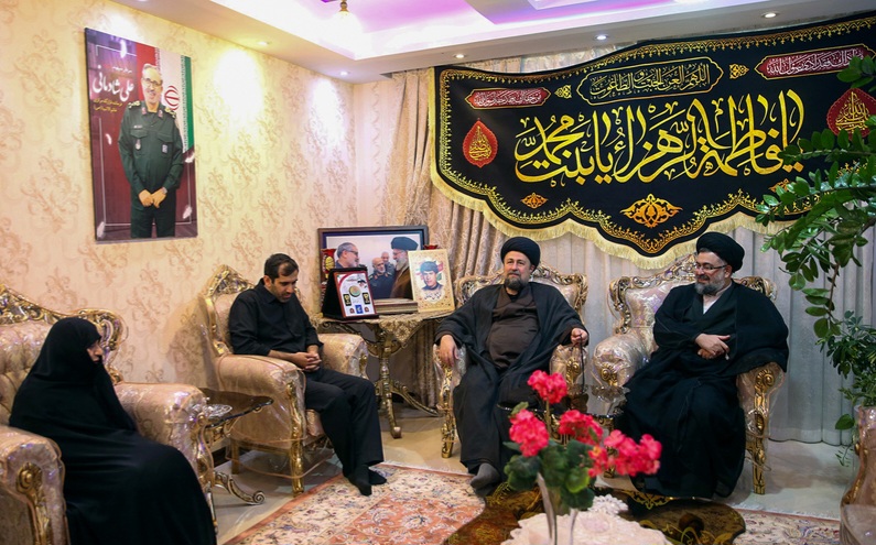 حضور آیت‌الله سید حسن خمینی در منزل سردار سپهبد شهید علی شادمانی و تسلیت شهادت فرمانده قرارگاه مرکزی خاتم‌الانبیاء(ص)