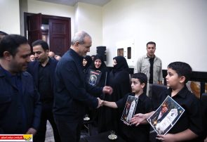 دیدار رئیس‌جمهور با جمعی از خانواده‌های معظم شهدای جنگ تحمیلی سوم در حرم مطهر امام خمینی(س)
