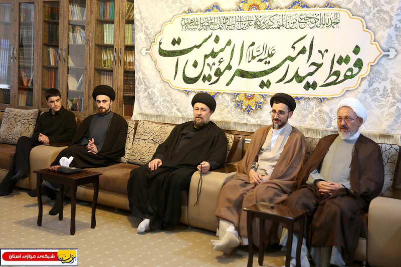حضور آیتالله سید حسن خمینی در منزل شهید سید اسماعیل خطیب؛ تسلیت شهادت عضو کابینه دولتهای سیزدهم و چهاردهم