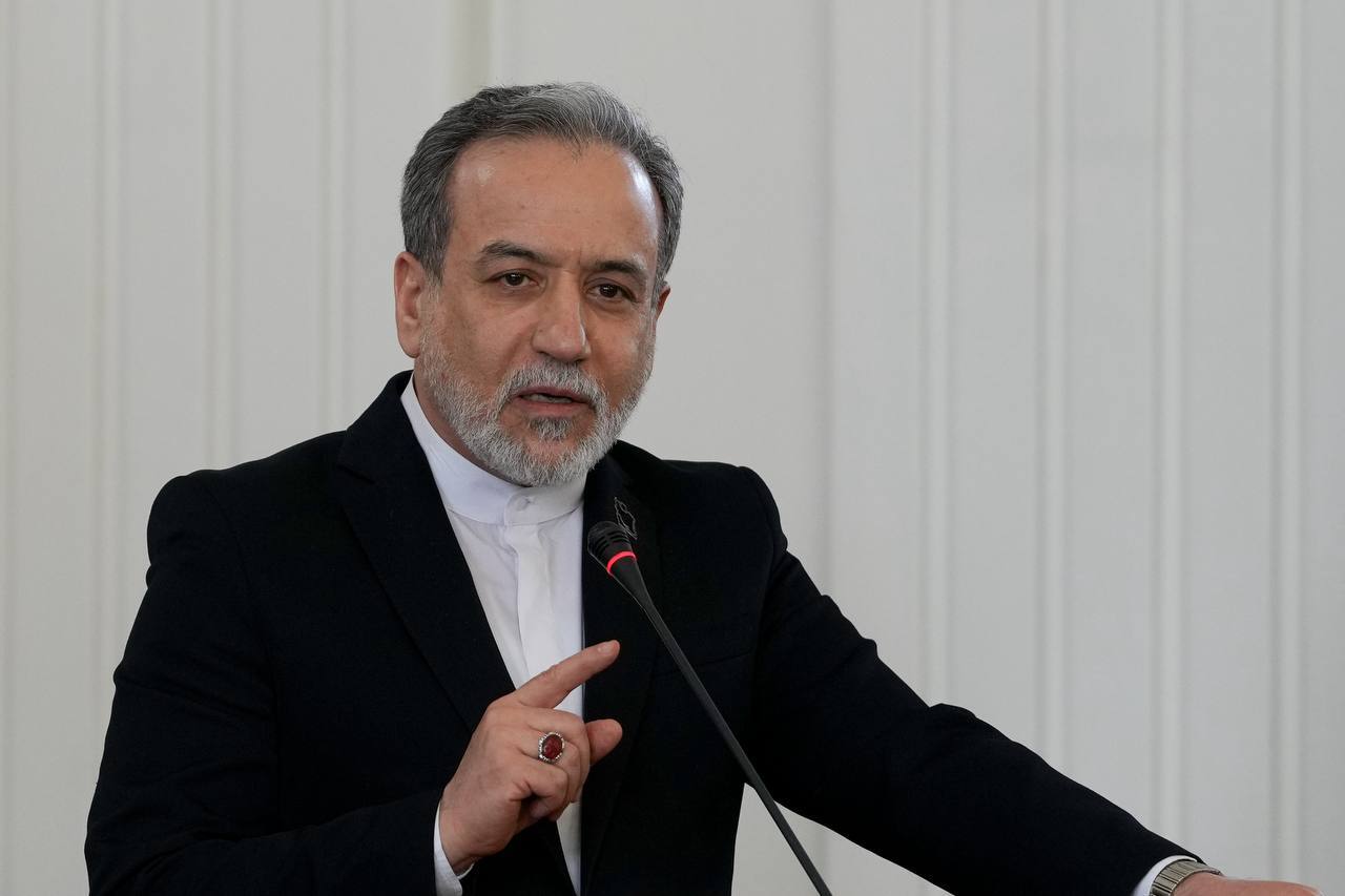 هشدار مجدد عراقچی به آمریکا: اگر می‌خواهید در امان باشید بهتر است منطقه ما را ترک کنید / هرمز در آب‌های بین‌المللی قرار ندارد، بلکه میان ایران و عمان مشترک است و هزاران مایل از سواحل ایالات متحده فاصله دارد / مرزهای دریایی کاملاً روشن و بدون ابهام هستند