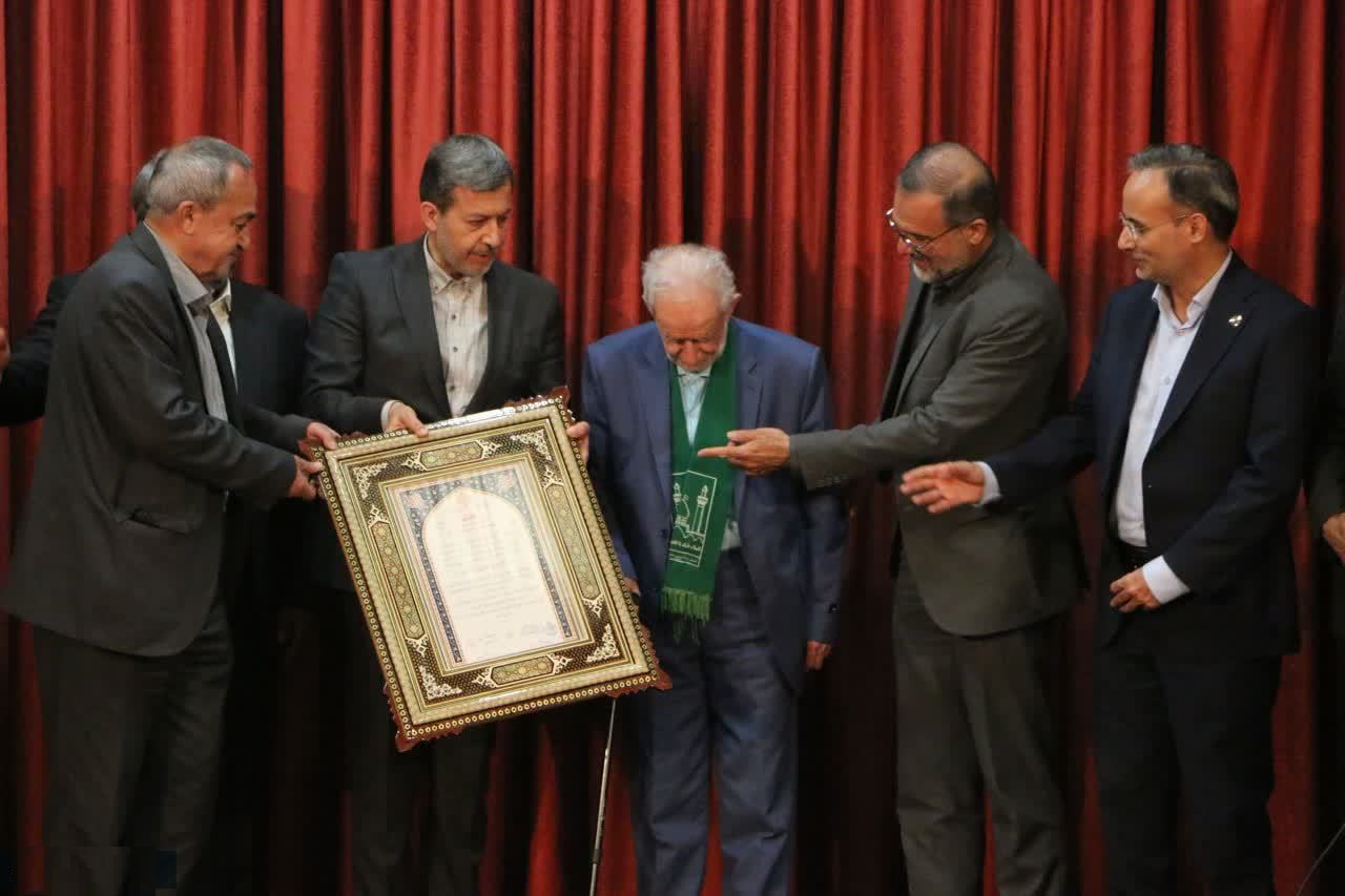 استاندار اصفهان: امام خمینی(س) به مردم ایران آموخت که می‌توان در برابر زورگویی ایستاد و با اتکا به اراده ملت سرنوشت یک کشور را رقم زد / رهبر شهید پرچمدار مکتب امام و ادامه‌دهنده راه شهدا بود