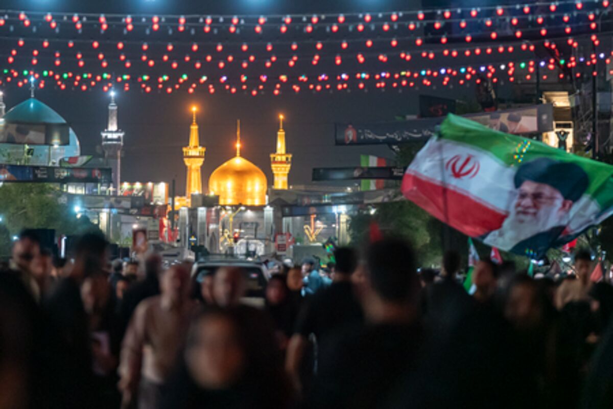 مشهد به میزبانی رهبر شهید تمام قد ایستاده است / شهر سیاه‌پوش در انتظار وداع با فرزند مجاهد خود / پیکر مطهر امشب در حرم رضوی آرام می‌گیرد