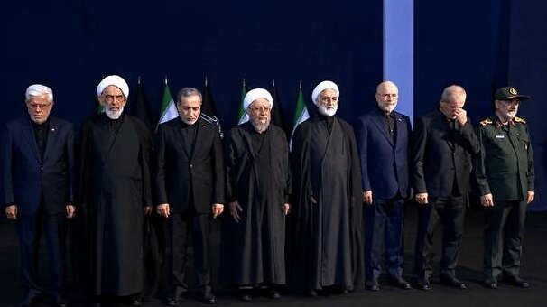 ادای احترام سران قوا و مسئولان ارشد کشور به پیکر مطهر امام شهید / حضور رئیس‌جمهور، رؤسای مجلس و قوه قضائیه و فرماندهان ارشد نظامی در مصلی تهران