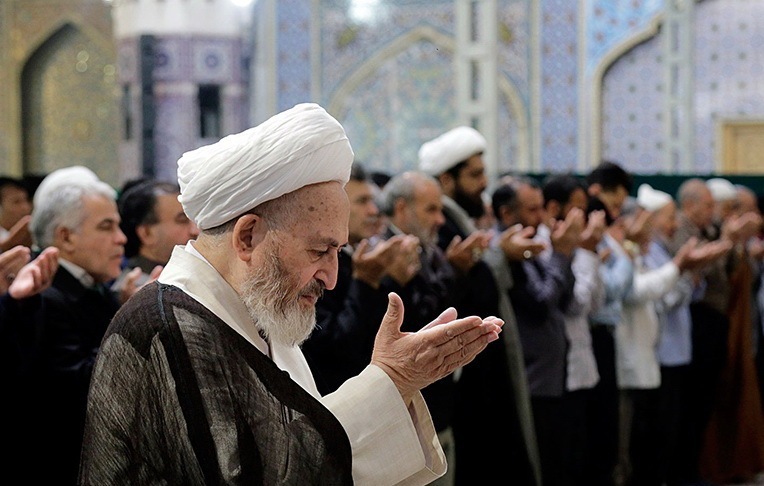 آخرین وداع؛ اشک و دلدادگی در آیین اقامه نماز بر پیکر امام مجاهد شهید / حضور پرشور مردم و مسئولان در مصلای تهران / آیت‌الله سبحانی بر پیکر مطهر رهبر شهید نماز اقامه کرد