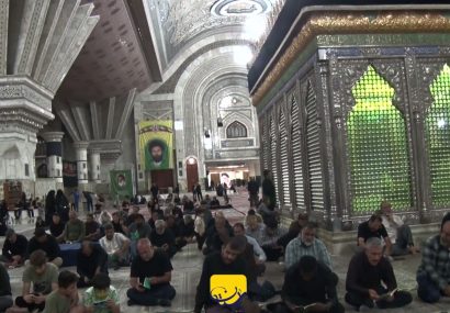 مراسم پرفیض دعای کمیل با حضور پرشور زائران در آستان مقدس امام خمینی(س) برگزار شد / قرائت دعا و مرثیه‌سرایی توسط حاج مجید رزاقی