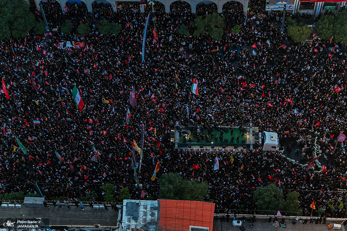 اقامه نماز بر پیکر مطهر رهبر شهید انقلاب در حرم مطهر امام رضا(ع) توسط فرزند ارشد ایشان / حضور میلیونی مردم در سوگ پدر مهربانی‌ها