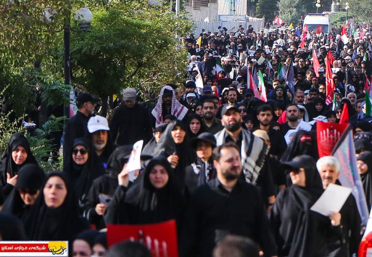 عزیمت دلدادگان انقلاب و رهبر شهید به سمت مراسم تشییع پیکر مطهر قائد شهید امت / سیل خروشان جمعیت در خیابان‌های تهران؛ وداعی که حماسه شد