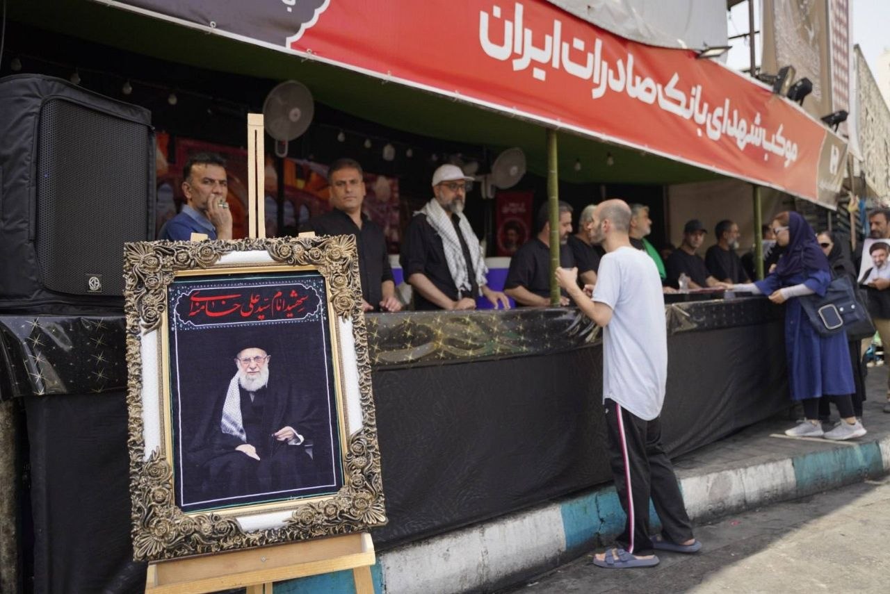 حضور میدانی مدیران ارشد بانک صادرات ایران در مسیر وداع با رهبر شهید / تأکید بر خدمت‌رسانی بی‌وقفه و همراهی صادقانه با مردم