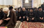 حضور آیت‌الله سید حسن خمینی در مراسم تشییع و تدفین رهبر شهید در مشهد / دیدار با فرزندان رهبر شهید و علی‌اصغر حجازی در جوار حرم رضوی