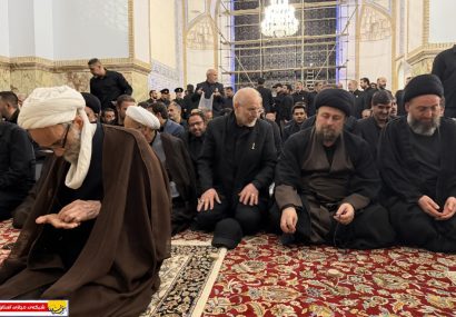 حضور آیتالله سید حسن خمینی در مراسم تشییع و تدفین رهبر شهید در مشهد / دیدار با فرزندان رهبر شهید و علیاصغر حجازی در جوار حرم رضوی