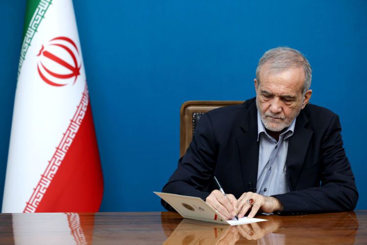 پزشکیان: پرچمی که قائد شهید برافراشت، بر زمین نخواهد ماند / ملت ایران با قلب‌هایی مالامال از اندوه، ثابت خواهند کرد که راه شهید ادامه دارد
