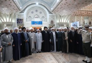 ادای احترام مهمانان چهلمین کنفرانس وحدت اسلامی به بنیانگذار جمهوری اسلامی ایران با حضور یادگار امام