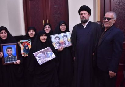 دیدار آیتالله سیدحسن خمینی با خانوادههای معظم شهدا در حاشیه مراسم عزاداری دهه پایانی صفر