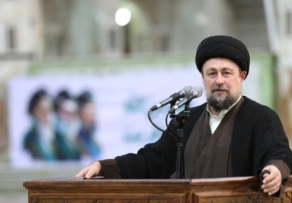 آیتالله سید حسن خمینی: شرط پیروزی ما در جنگ و صلح این است که با هم باشیم/ یک جنگ پر افتخار را پشت سر گذاشتیم/ گاهی ثمرات «مصالحه درست» از صدها جنگ بیشتر است/ همه باید پشت سرباز میدان دیپلماسی بایستیم/ شاید خیلیها نخواهند امام برای آیندگان بماند