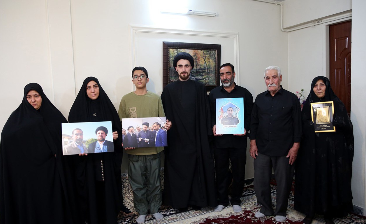حضور سید احمد خمینی در منزل شهید مصطفی عزیزی