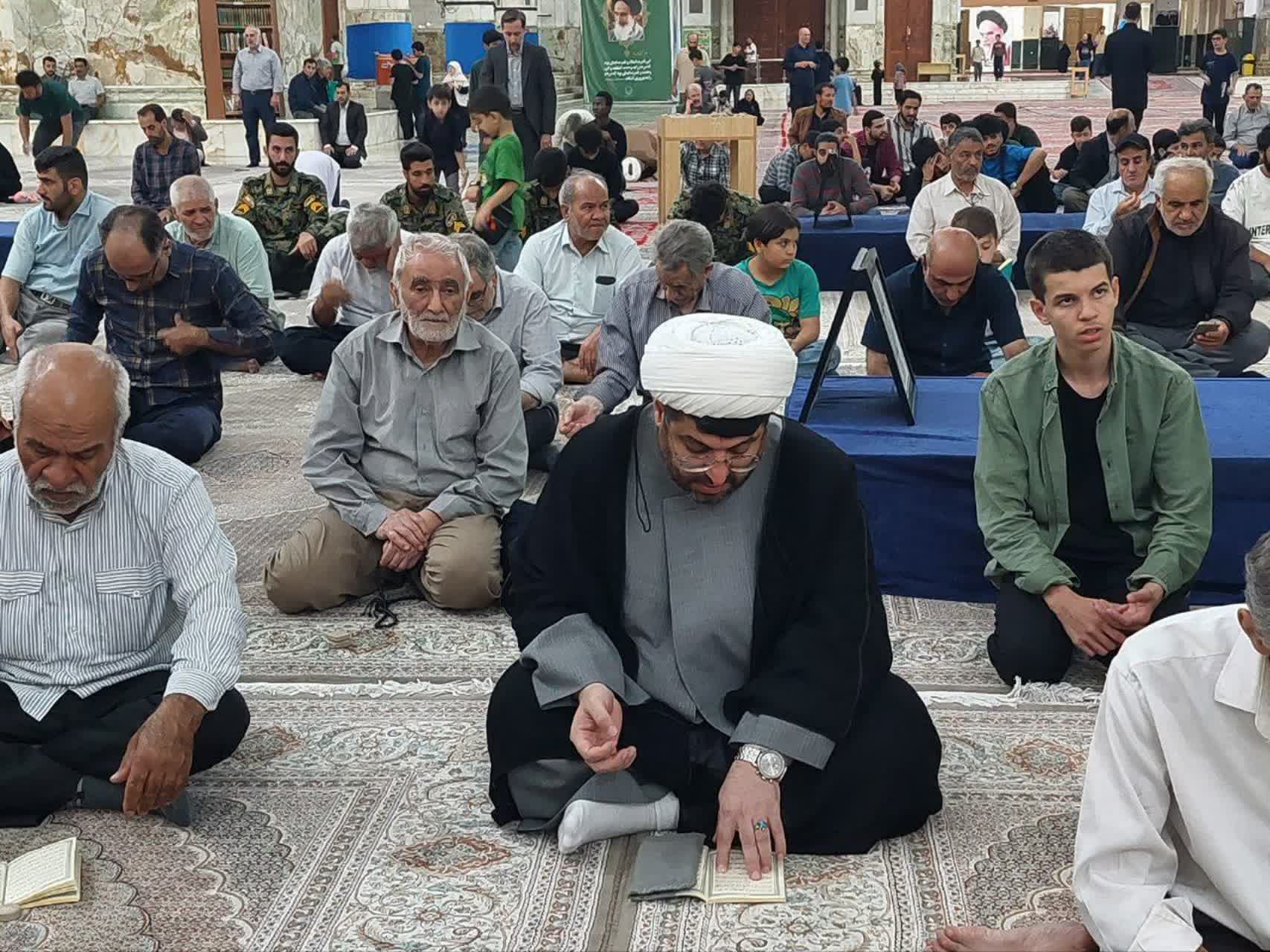 مراسم پرفیض دعای کمیل در حرم امام خمینی (س) برگزار شد